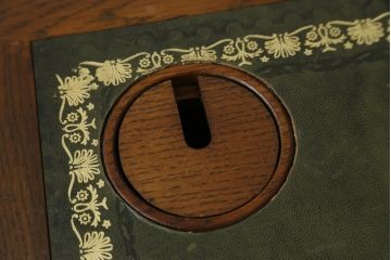 中古　old charm(オールドチャーム)　オーク材　深みのある色合いとアンティーク調のデザインが魅力的な組立て式両袖机(デスク、ニーホールデスク、プレジデントデスク、在宅用、在宅ワーク用、英国)(R-075358)