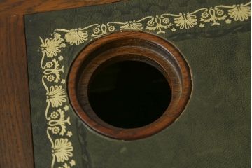中古　old charm(オールドチャーム)　オーク材　深みのある色合いとアンティーク調のデザインが魅力的な組立て式両袖机(デスク、ニーホールデスク、プレジデントデスク、在宅用、在宅ワーク用、英国)(R-075358)