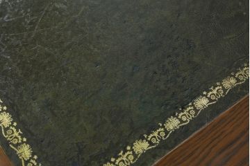 中古　old charm(オールドチャーム)　オーク材　深みのある色合いとアンティーク調のデザインが魅力的な組立て式両袖机(デスク、ニーホールデスク、プレジデントデスク、在宅用、在宅ワーク用、英国)(R-075358)