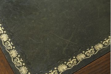 中古　old charm(オールドチャーム)　オーク材　深みのある色合いとアンティーク調のデザインが魅力的な組立て式両袖机(デスク、ニーホールデスク、プレジデントデスク、在宅用、在宅ワーク用、英国)(R-075358)