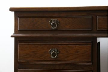 中古　old charm(オールドチャーム)　オーク材　深みのある色合いとアンティーク調のデザインが魅力的な組立て式両袖机(デスク、ニーホールデスク、プレジデントデスク、在宅用、在宅ワーク用、英国)(R-075358)