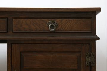 中古　old charm(オールドチャーム)　オーク材　深みのある色合いとアンティーク調のデザインが魅力的な組立て式両袖机(デスク、ニーホールデスク、プレジデントデスク、在宅用、在宅ワーク用、英国)(R-075358)