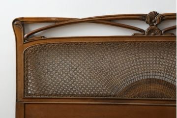 中古　イタリア製　メデア(Medea)　優美な佇まいが魅力的!!ラタンが涼し気な印象のヘッドボード(ベッドフレーム、ダブル)(定価約50万円)(R-075359)