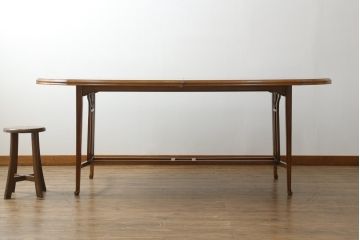 中古　IDC大塚家具取り扱い　イタリア高級家具　メデア(Medea)　クラシカルな佇まいが美しいダイニングテーブル(定価約100万円)(食卓)(R-075364)