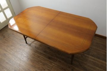中古　IDC大塚家具取り扱い　イタリア高級家具　メデア(Medea)　クラシカルな佇まいが美しいダイニングテーブル(定価約100万円)(食卓)(R-075364)