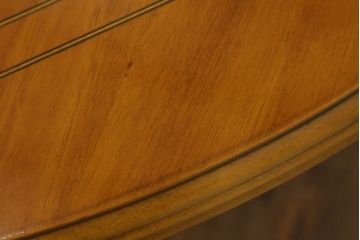 中古　IDC大塚家具取り扱い　イタリア高級家具　メデア(Medea)　クラシカルな佇まいが美しいダイニングテーブル(定価約100万円)(食卓)(R-075364)