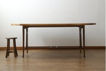 中古　IDC大塚家具取り扱い　イタリア高級家具　メデア(Medea)　クラシカルな佇まいが美しいダイニングテーブル(定価約100万円)(食卓)(R-075364)
