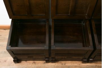 中古　鉄刀木(タガヤサン)　キャスター付き　美しい杢目が目を惹く収納付き板座チェア4脚セット(ダイニングチェア、椅子、イス)(R-075390)