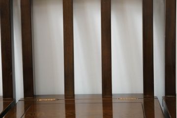 中古　鉄刀木(タガヤサン)　キャスター付き　美しい杢目が目を惹く収納付き板座チェア4脚セット(ダイニングチェア、椅子、イス)(R-075390)