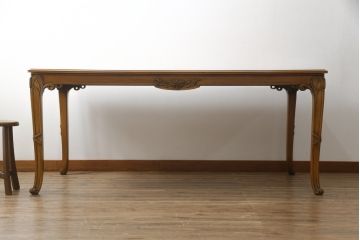 中古　イタリア高級家具　メデア(Medea)　天板の美しい木目と脚のデザインが目を惹くダイニングテーブル(食卓、4人掛け、6人掛け)(定価100万円以上)(R-075391)
