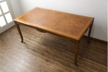 中古　イタリア高級家具　メデア(Medea)　天板の美しい木目と脚のデザインが目を惹くダイニングテーブル(食卓、4人掛け、6人掛け)(定価100万円以上)(R-075391)