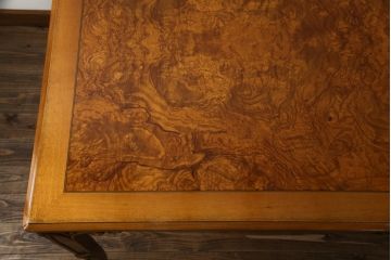 中古　イタリア高級家具　メデア(Medea)　天板の美しい木目と脚のデザインが目を惹くダイニングテーブル(食卓、4人掛け、6人掛け)(定価100万円以上)(R-075391)