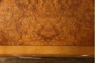 中古　イタリア高級家具　メデア(Medea)　天板の美しい木目と脚のデザインが目を惹くダイニングテーブル(食卓、4人掛け、6人掛け)(定価100万円以上)(R-075391)