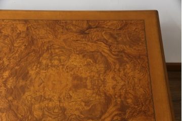 中古　イタリア高級家具　メデア(Medea)　天板の美しい木目と脚のデザインが目を惹くダイニングテーブル(食卓、4人掛け、6人掛け)(定価100万円以上)(R-075391)