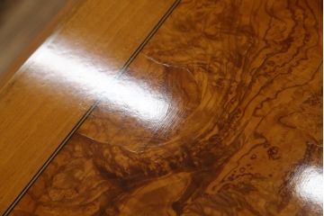中古　イタリア高級家具　メデア(Medea)　天板の美しい木目と脚のデザインが目を惹くダイニングテーブル(食卓、4人掛け、6人掛け)(定価100万円以上)(R-075391)