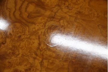 中古　イタリア高級家具　メデア(Medea)　天板の美しい木目と脚のデザインが目を惹くダイニングテーブル(食卓、4人掛け、6人掛け)(定価100万円以上)(R-075391)
