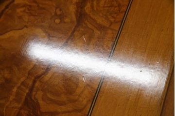 中古　イタリア高級家具　メデア(Medea)　天板の美しい木目と脚のデザインが目を惹くダイニングテーブル(食卓、4人掛け、6人掛け)(定価100万円以上)(R-075391)