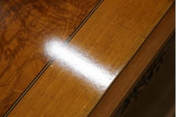 中古　イタリア高級家具　メデア(Medea)　天板の美しい木目と脚のデザインが目を惹くダイニングテーブル(食卓、4人掛け、6人掛け)(定価100万円以上)(R-075391)