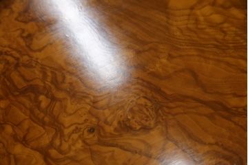 中古　イタリア高級家具　メデア(Medea)　天板の美しい木目と脚のデザインが目を惹くダイニングテーブル(食卓、4人掛け、6人掛け)(定価100万円以上)(R-075391)