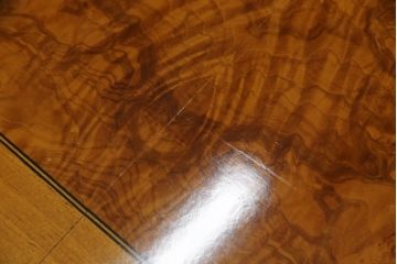 中古　イタリア高級家具　メデア(Medea)　天板の美しい木目と脚のデザインが目を惹くダイニングテーブル(食卓、4人掛け、6人掛け)(定価100万円以上)(R-075391)