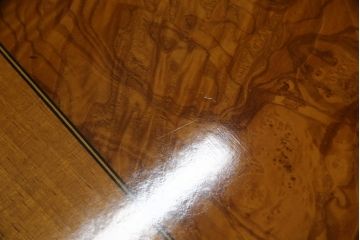 中古　イタリア高級家具　メデア(Medea)　天板の美しい木目と脚のデザインが目を惹くダイニングテーブル(食卓、4人掛け、6人掛け)(定価100万円以上)(R-075391)