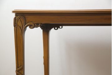 中古　イタリア高級家具　メデア(Medea)　天板の美しい木目と脚のデザインが目を惹くダイニングテーブル(食卓、4人掛け、6人掛け)(定価100万円以上)(R-075391)