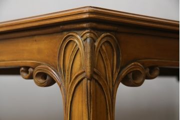 中古　イタリア高級家具　メデア(Medea)　天板の美しい木目と脚のデザインが目を惹くダイニングテーブル(食卓、4人掛け、6人掛け)(定価100万円以上)(R-075391)