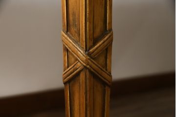 中古　イタリア高級家具　メデア(Medea)　天板の美しい木目と脚のデザインが目を惹くダイニングテーブル(食卓、4人掛け、6人掛け)(定価100万円以上)(R-075391)