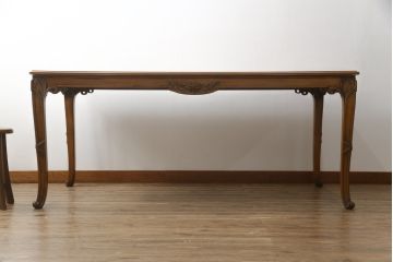 中古　イタリア高級家具　メデア(Medea)　天板の美しい木目と脚のデザインが目を惹くダイニングテーブル(食卓、4人掛け、6人掛け)(定価100万円以上)(R-075391)