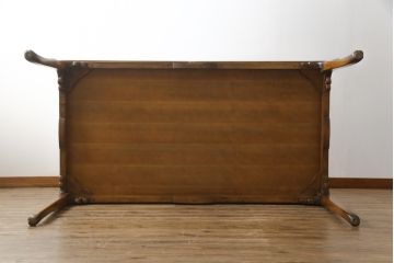 中古　イタリア高級家具　メデア(Medea)　天板の美しい木目と脚のデザインが目を惹くダイニングテーブル(食卓、4人掛け、6人掛け)(定価100万円以上)(R-075391)