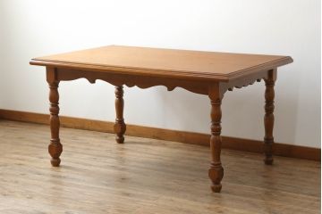中古　美品　横浜クラシック家具　ダニエル(daniel)　アーリーアメリカンシリーズ　A-344　ヨーロピアンな装飾が上品なダイニングテーブル(ミッシェルテーブル、4人掛け、6人掛け、食卓)(R-075392)