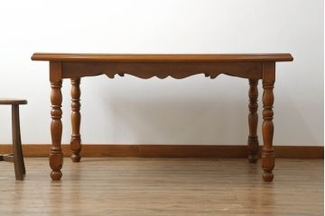 中古　美品　横浜クラシック家具　ダニエル(daniel)　アーリーアメリカンシリーズ　A-344　ヨーロピアンな装飾が上品なダイニングテーブル(ミッシェルテーブル、4人掛け、6人掛け、食卓)(R-075392)