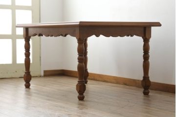 中古　美品　横浜クラシック家具　ダニエル(daniel)　アーリーアメリカンシリーズ　A-344　ヨーロピアンな装飾が上品なダイニングテーブル(ミッシェルテーブル、4人掛け、6人掛け、食卓)(R-075392)