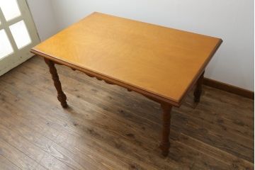 中古　美品　横浜クラシック家具　ダニエル(daniel)　アーリーアメリカンシリーズ　A-344　ヨーロピアンな装飾が上品なダイニングテーブル(ミッシェルテーブル、4人掛け、6人掛け、食卓)(R-075392)