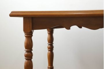 中古　美品　横浜クラシック家具　ダニエル(daniel)　アーリーアメリカンシリーズ　A-344　ヨーロピアンな装飾が上品なダイニングテーブル(ミッシェルテーブル、4人掛け、6人掛け、食卓)(R-075392)