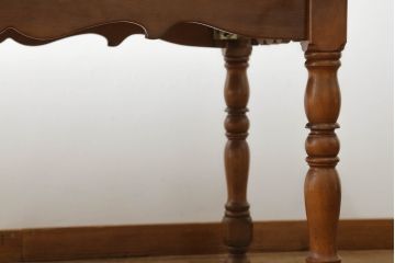 中古　美品　横浜クラシック家具　ダニエル(daniel)　アーリーアメリカンシリーズ　A-344　ヨーロピアンな装飾が上品なダイニングテーブル(ミッシェルテーブル、4人掛け、6人掛け、食卓)(R-075392)