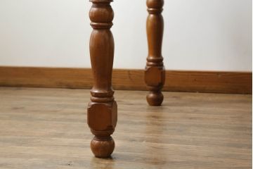 中古　美品　横浜クラシック家具　ダニエル(daniel)　アーリーアメリカンシリーズ　A-344　ヨーロピアンな装飾が上品なダイニングテーブル(ミッシェルテーブル、4人掛け、6人掛け、食卓)(R-075392)
