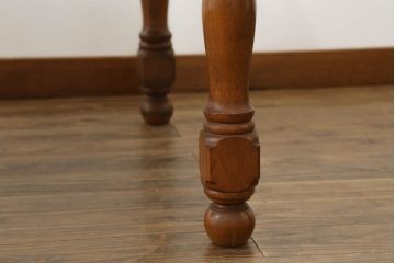 中古　美品　横浜クラシック家具　ダニエル(daniel)　アーリーアメリカンシリーズ　A-344　ヨーロピアンな装飾が上品なダイニングテーブル(ミッシェルテーブル、4人掛け、6人掛け、食卓)(R-075392)