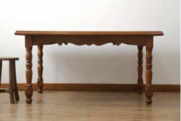 中古　美品　横浜クラシック家具　ダニエル(daniel)　アーリーアメリカンシリーズ　A-344　ヨーロピアンな装飾が上品なダイニングテーブル(ミッシェルテーブル、4人掛け、6人掛け、食卓)(R-075392)