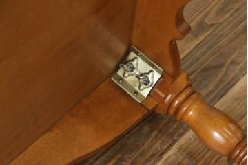中古　美品　横浜クラシック家具　ダニエル(daniel)　アーリーアメリカンシリーズ　A-344　ヨーロピアンな装飾が上品なダイニングテーブル(ミッシェルテーブル、4人掛け、6人掛け、食卓)(R-075392)
