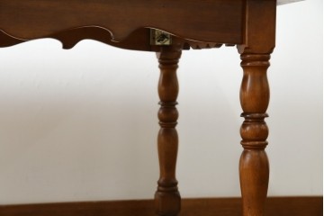 中古　美品　横浜クラシック家具　ダニエル(daniel)　アーリーアメリカンシリーズ　A-344　ヨーロピアンな装飾が上品なダイニングテーブル　(R-075392)