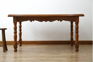 中古　美品　横浜クラシック家具　ダニエル(daniel)　アーリーアメリカンシリーズ　A-344　ヨーロピアンな装飾が上品なダイニングテーブル　(R-075392)