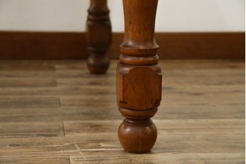 中古　美品　横浜クラシック家具　ダニエル(daniel)　アーリーアメリカンシリーズ　A-344　ヨーロピアンな装飾が上品なダイニングテーブル　(R-075392)