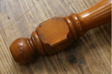 中古　美品　横浜クラシック家具　ダニエル(daniel)　アーリーアメリカンシリーズ　A-344　ヨーロピアンな装飾が上品なダイニングテーブル　(R-075392)