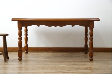 中古　美品　横浜クラシック家具　ダニエル(daniel)　アーリーアメリカンシリーズ　A-344　ヨーロピアンな装飾が上品なダイニングテーブル　(R-075392)