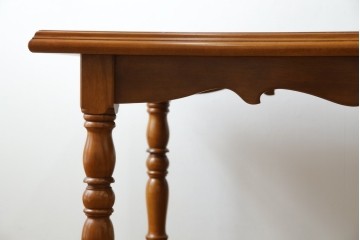 中古　美品　横浜クラシック家具　ダニエル(daniel)　アーリーアメリカンシリーズ　A-344　ヨーロピアンな装飾が上品なダイニングテーブル　(R-075392)