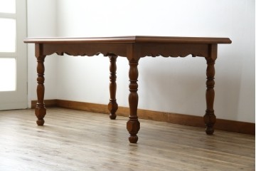 中古　美品　横浜クラシック家具　ダニエル(daniel)　アーリーアメリカンシリーズ　A-344　ヨーロピアンな装飾が上品なダイニングテーブル　(R-075392)