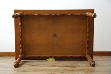 中古　美品　横浜クラシック家具　ダニエル(daniel)　アーリーアメリカンシリーズ　A-344　ヨーロピアンな装飾が上品なダイニングテーブル　(R-075392)