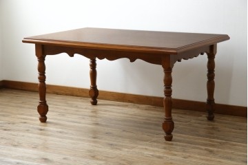 中古　美品　横浜クラシック家具　ダニエル(daniel)　アーリーアメリカンシリーズ　A-344　ヨーロピアンな装飾が上品なダイニングテーブル　(R-075392)