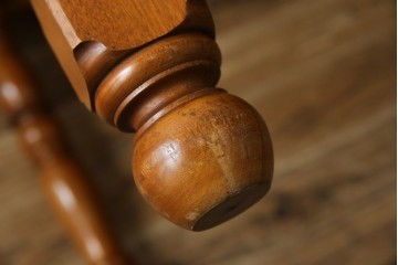 中古　美品　横浜クラシック家具　ダニエル(daniel)　アーリーアメリカンシリーズ　A-344　ヨーロピアンな装飾が上品なダイニングテーブル　(R-075392)